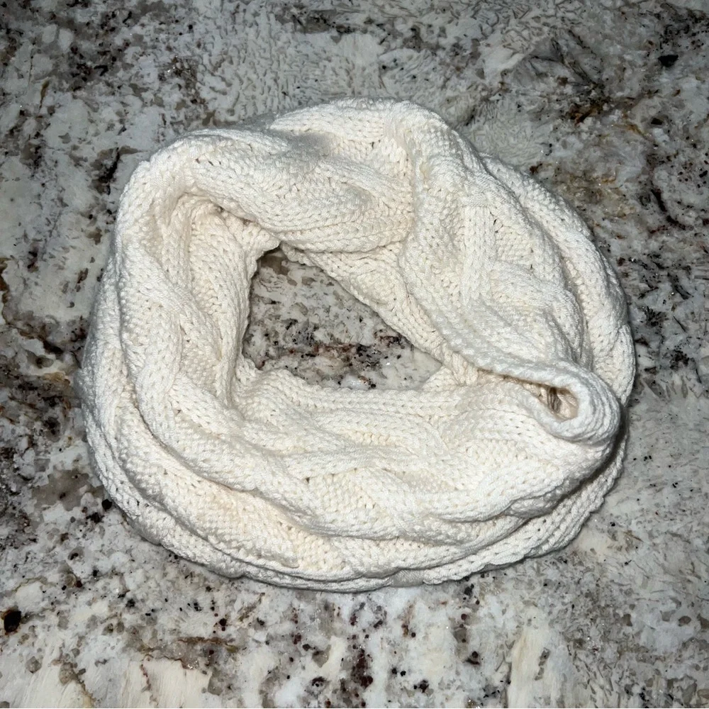 Banana Republics Cream Wool and Cashmere Blend Cable Knit Cowl Scarf